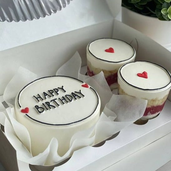 Mini bento cake with 2 matching cupcakes