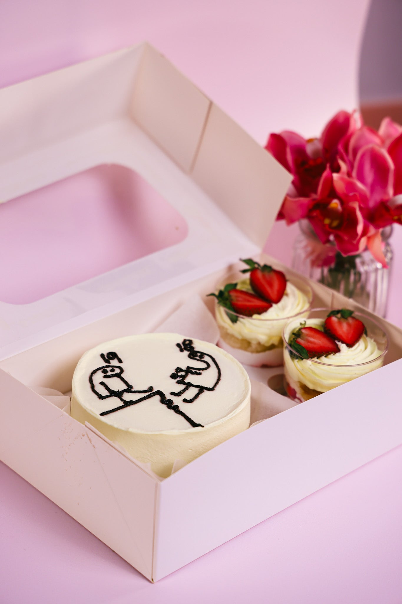 Mini bento cake with 2 matching cupcakes