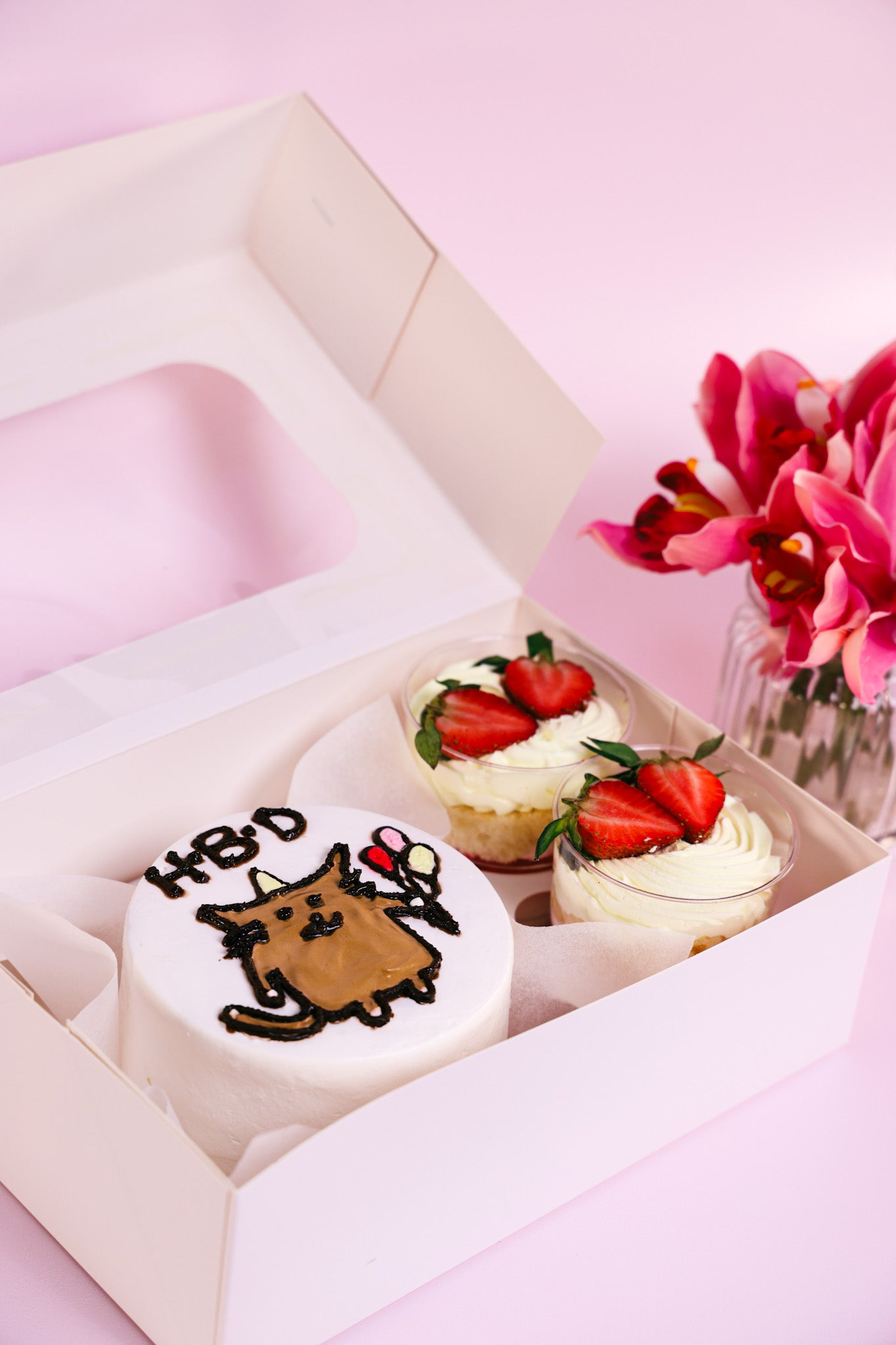 Mini bento cake with 2 matching cupcakes