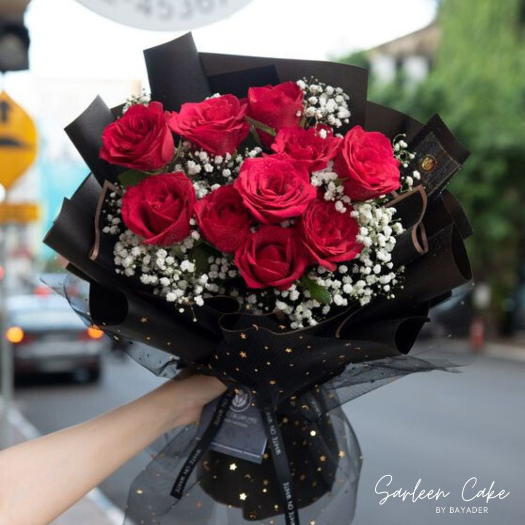 With red bouquet flowers باقة ورد حمراء
